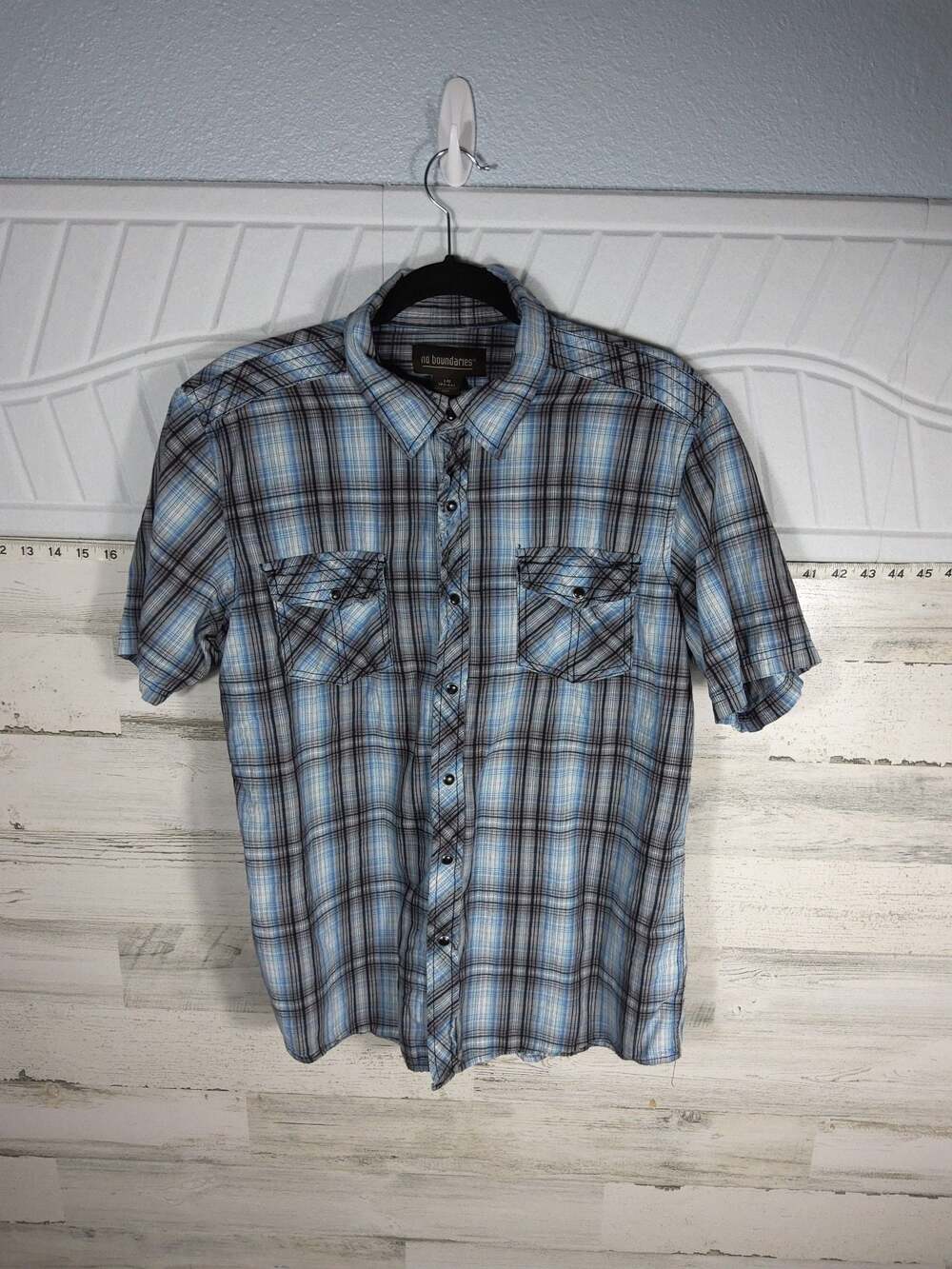 No Boundaries Short Sleeve Button Up Shirt Men's Large Blue Gray Plaid